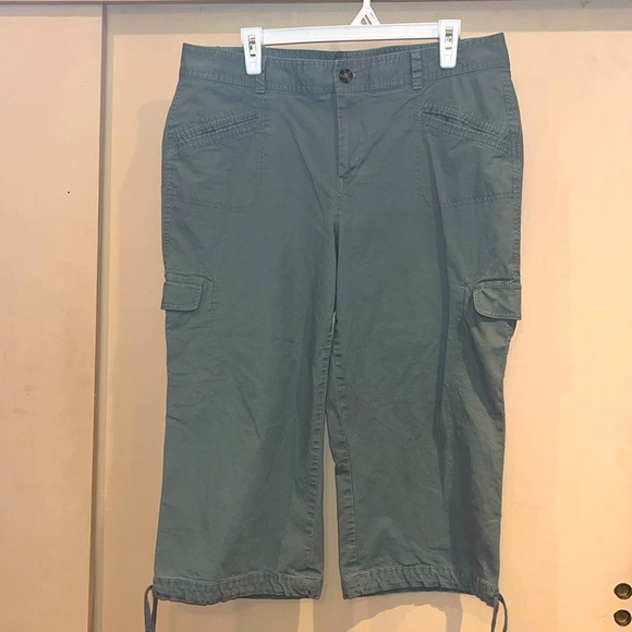 Dockers ladies army green capris with many pockets. Draw string bottoms. Sz 16 - Picture 1 of 7